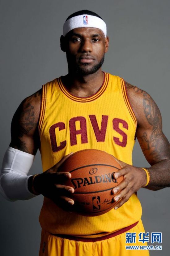 (体育)(3)篮球--NBA:詹姆斯穿骑士战袍亮相媒体