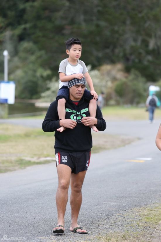 《爸爸2》新西兰费曼带伤 姐姐帮曹格抓鳗鱼\/