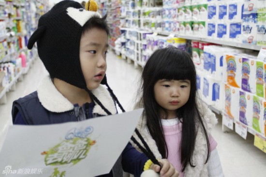 《爸爸2》新西兰费曼带伤 姐姐帮曹格抓鳗鱼\/