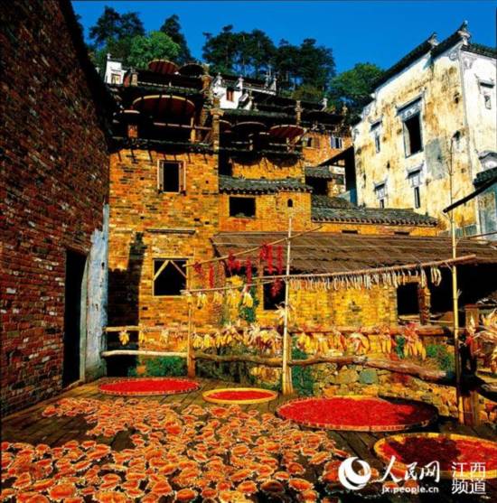 江西篁岭晒秋大妈用500斤朝天椒拼国旗迎国庆