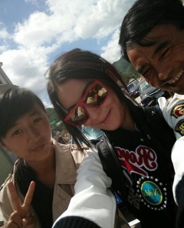 张柏芝日本出游与粉丝合影 微笑似未受锋菲影