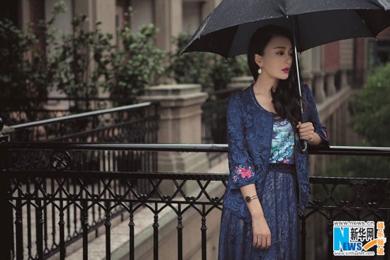 秦岚大片展现成熟女人魅力 红唇性感香肩迷人