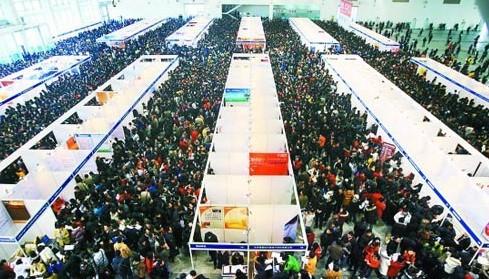 京一大学毕业生找不到工作连砸14辆车被公诉