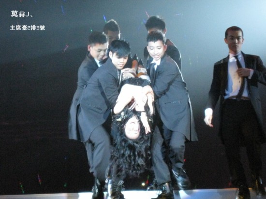 莫文蔚高开衩群配黑丝开场 场面火辣香艳