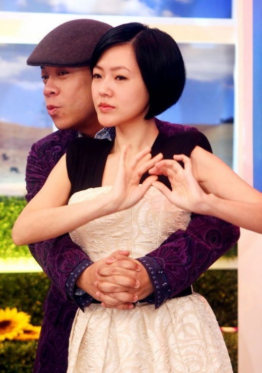 赵薇黄晓明公开<em>拥吻</em> 盘点亲热不避嫌的明星男