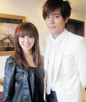 赵薇黄晓明公开<em>拥吻</em> 盘点亲热不避嫌的明星男