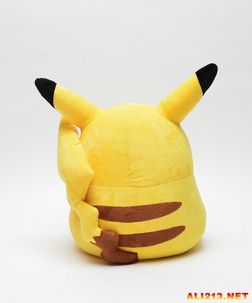 日本推出比卡丘等身玩具 这是跟蓝胖子合体了