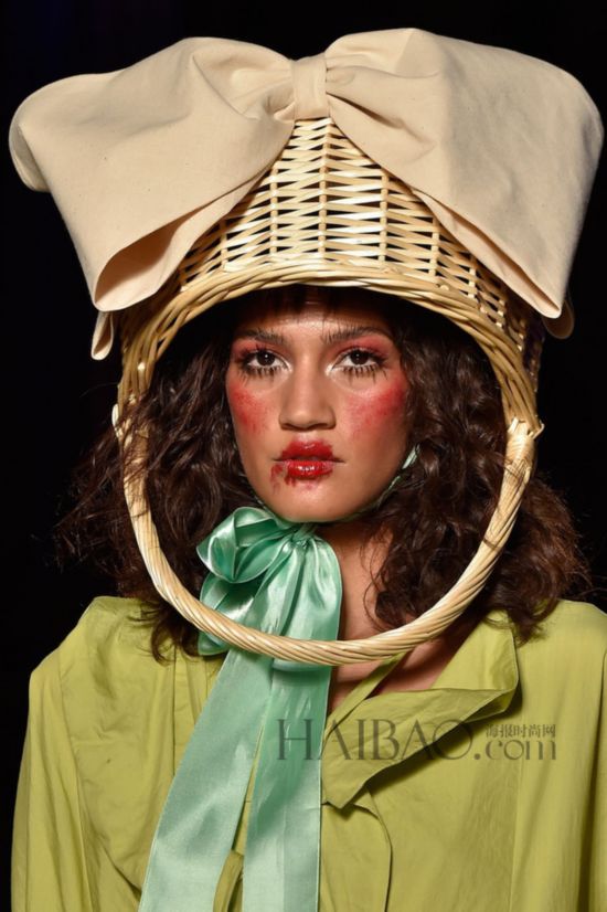 2015�K�L�ھ��ɸ˩P�G�����w�P�´��S��w (Vivienne Westwood) 2015�K�L�k�˨q���Ӹ`