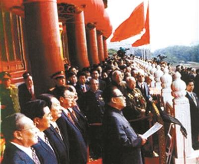 1999年10月1日,江泽民在天安门城楼上发表讲话 图片来自人民网
