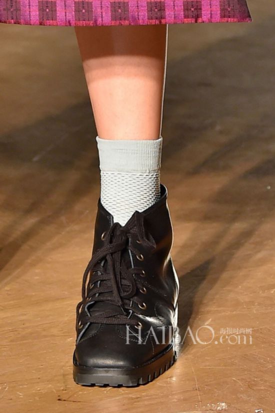 2015�K�L�ھ��ɸ˩P�G�����w�P�´��S��w (Vivienne Westwood) 2015�K�L�k�˨q���Ӹ`