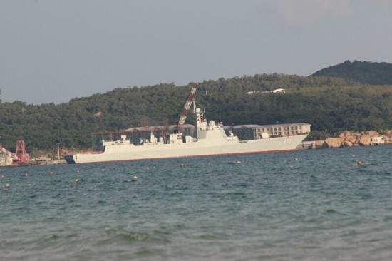 首艘服役052d现身南海舰队军港(组图)【4】