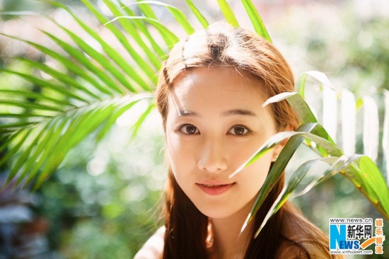 刘美含写真还原纯美本色 清新灵动笑容暖人【