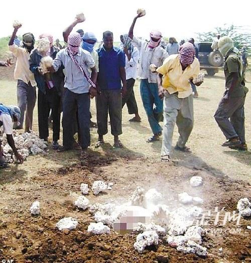 索马里女子嫁给4个丈夫被处以石刑(图)