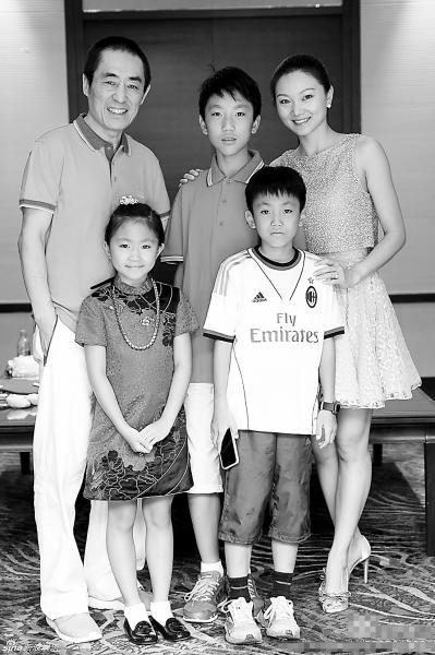 张艺谋老婆陈婷于晒全家福 超生被罚748万后首