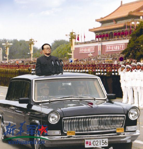 江泽民乘红旗车检阅部队.