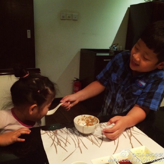 郭涛无限<em>宠溺</em>女儿亲手喂食 石头<em>妹妹</em>靠爸爸怀