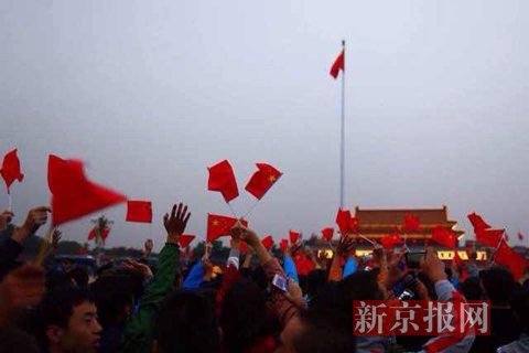 12万群众天安门广场观升旗(图)