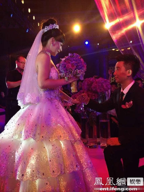 王二妮的婚纱照_王二妮性感图片(2)