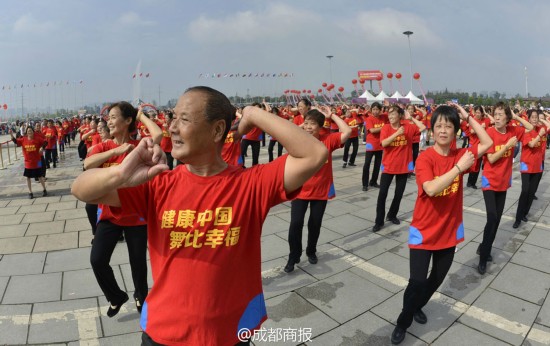 成都万人齐跳小苹果广场舞(高清组图)