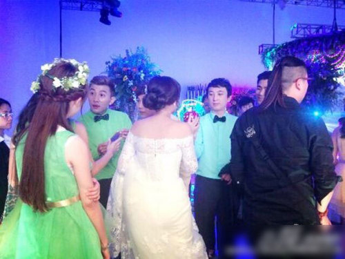 袁成杰陈芊芊办婚礼 王思聪现身任伴郎(图)