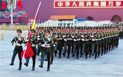 88人国旗护卫队亮相升旗仪式 规模仅次于两次