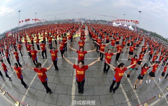 成都万人齐跳小苹果广场舞(高清组图)