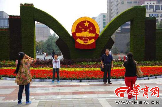 花卉国徽亮相西安新城广场 引游客拍照合影