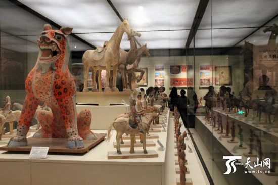 十一"黄金周"新疆博物馆开办五大展览 三天迎客八千人