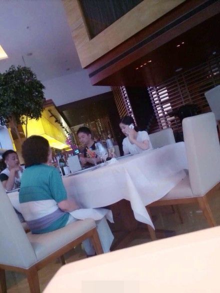 奶茶妹妹章泽天否认巴西大婚嫁刘强东:翘课嫁