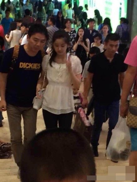 <em>奶茶妹妹章泽天</em>否认巴西大婚嫁刘强东:翘课嫁