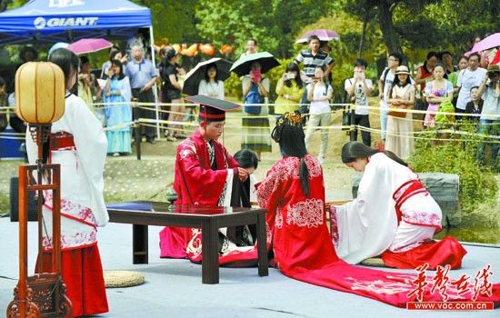 长沙橘洲举办汉文化表演吸引众多游客