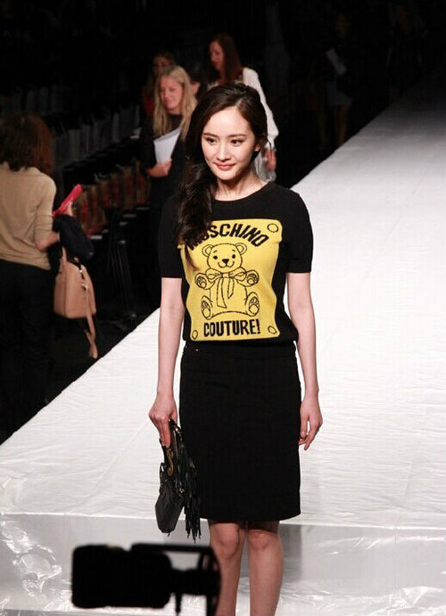 辣妈团时装周抢镜:杨幂真拼丰满上围纤细手脚