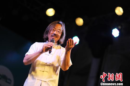 2014海口国际青年实验艺术节闭幕式现场,海口国际青年实验艺术节策划人黄锐。 骆云飞 摄