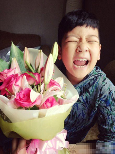 石头哥哥搂妹妹合影 网友:兄妹俩一模一样【6