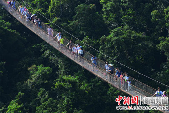 6日上午,中外游客激情畅游三亚亚龙湾热带天堂森林旅游区。(黄庆优摄)