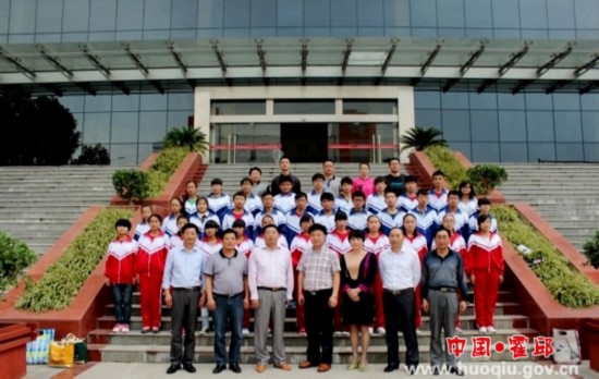 天南地北霍邱人慈善助学金发放仪式在霍邱一