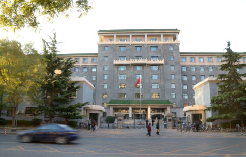 2012年11月14日，北京，国家发改委和国家能源局的大楼。      cfp供图
