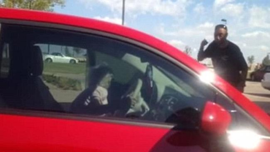 美国男子见乞丐开好车当场暴怒:上周还给过你