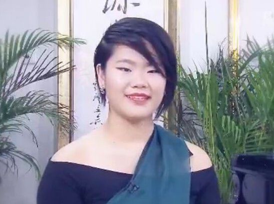 毕福剑18岁女儿近照曝光 网友:一看就是亲生的