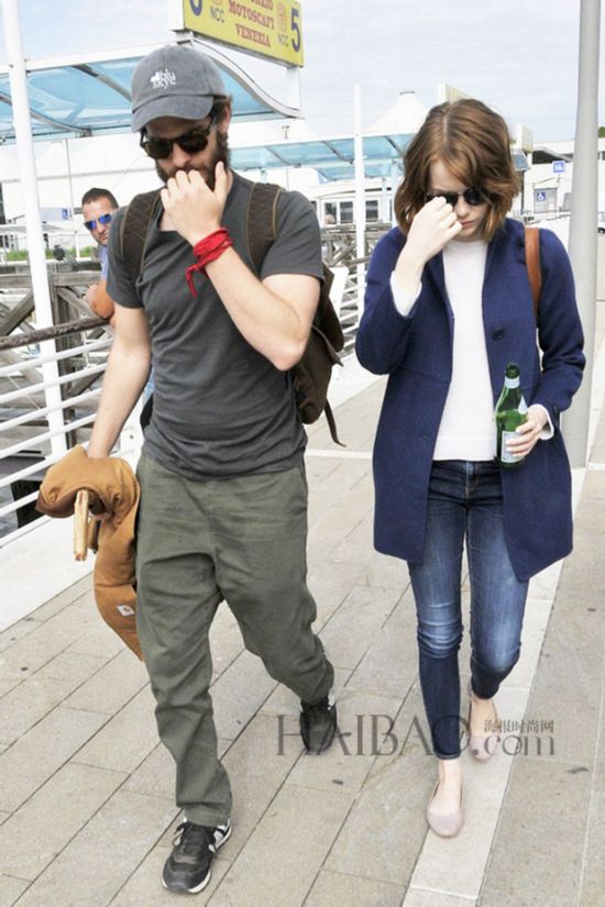 当地时间9月1日,“蜘蛛侠情侣”艾玛·斯通 (Emma Stone) 与大胡子男友安德鲁·加菲尔德 (Andrew Garfield) 离开威尼斯。