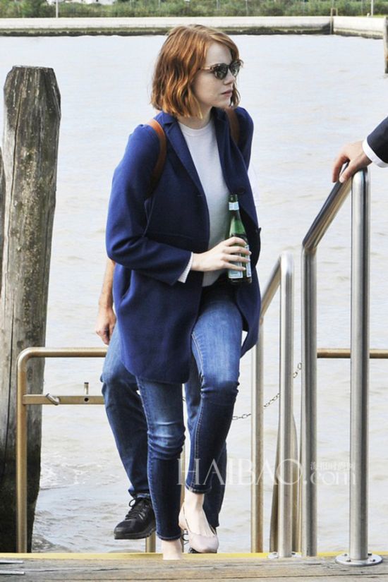 当地时间9月1日,“蜘蛛侠情侣”艾玛·斯通 (Emma Stone) 与大胡子男友安德鲁·加菲尔德 (Andrew Garfield) 离开威尼斯。