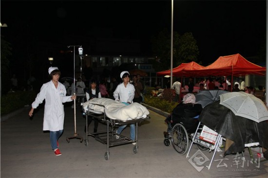 ��ί��Ժ��Ҳ�в��ٱ��յ�Ⱥ�ڣ�������������е�һλ�����ϼ����Ĵ����ھ������˷������سǰ�����һ�������ҡ�ͼΪ������Ա