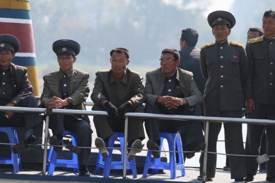 朝鲜新义州景色观赏游览鸭绿江,乘船对岸丹东中国民众.攻略金蝶软件图片