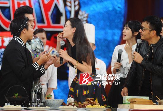 小宋佳快被真人秀逼疯 为小学生擦屁屁(图)