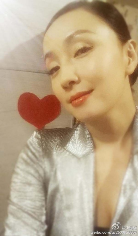 陶虹亲自接女儿放学 辣妈运动打扮素颜也动人