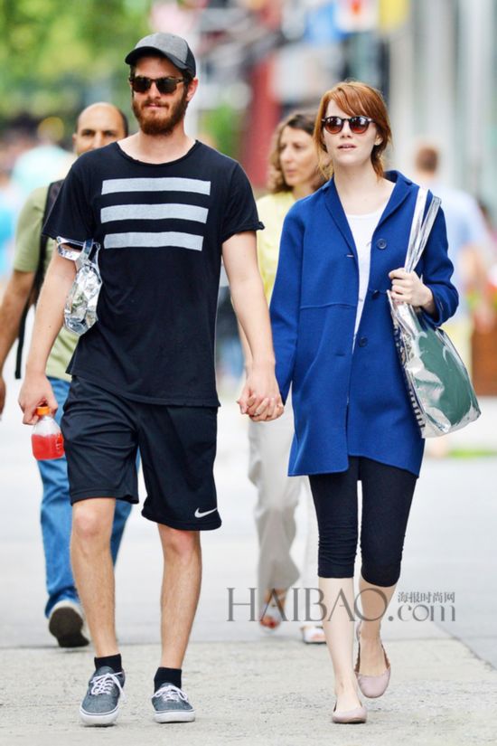 当地时间7月19日,艾玛·斯通 (Emma Stone) 牵蓄胡男友安德鲁·加菲尔德 (Andrew Garfield) 在纽约西区外出。