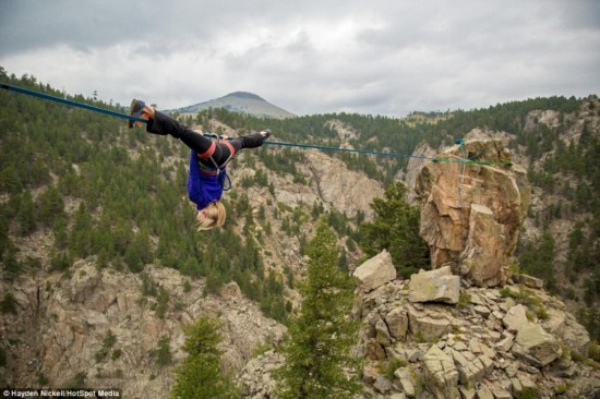 美女子150英尺高空走绳 倒立劈叉无所不能