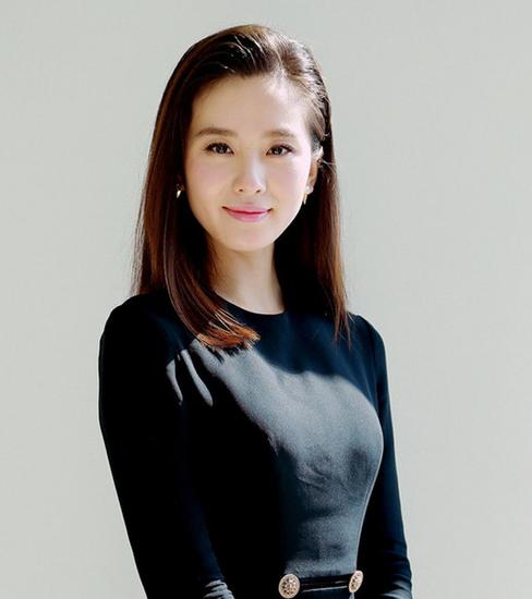 淡粉色的腮红与颜色相近的唇色相衬,更显桃花好气色.