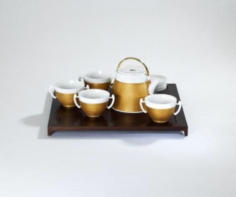 “龙韵”竹丝扣瓷鎏金茶具 “上下” 97 5/8 x 37 3/4 x 28 3/4 英寸 (36 x 36 x 2厘米) 估价: 人民币 320,000-350,000 美元52,000 – 57,000