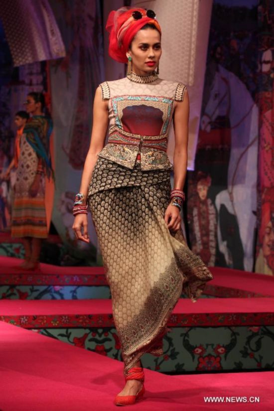 A model presents a creation of designer Tarun Tahiliani at the 'Wills Lifestyle Indian Fashion Week Spring/Summer 2015 Collection' in New Delhi, capital of India, on Oct. 8, 2014.
